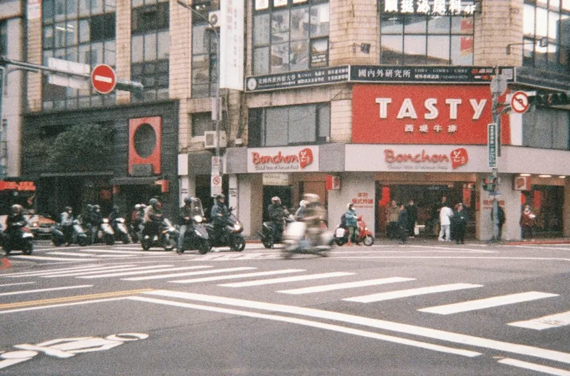 Film GIF worldtour-roll-three-R1-02802-007A-v2