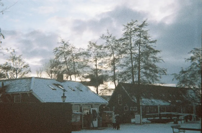 Film GIF worldtour-roll-two-R1-02808-0006-v2