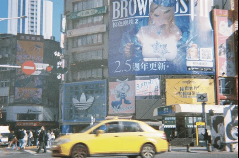 Film GIF worldtour-roll-two-R1-02808-0031-v2