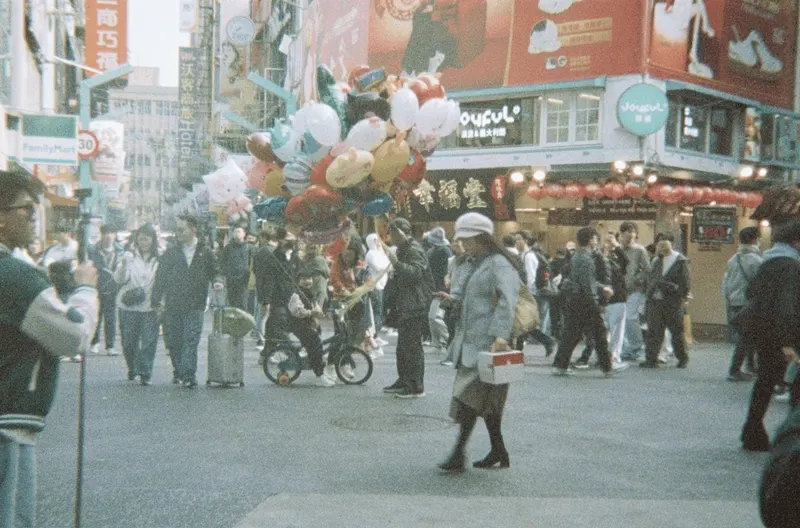 Film GIF worldtour-roll-two-R1-02808-0037-v2