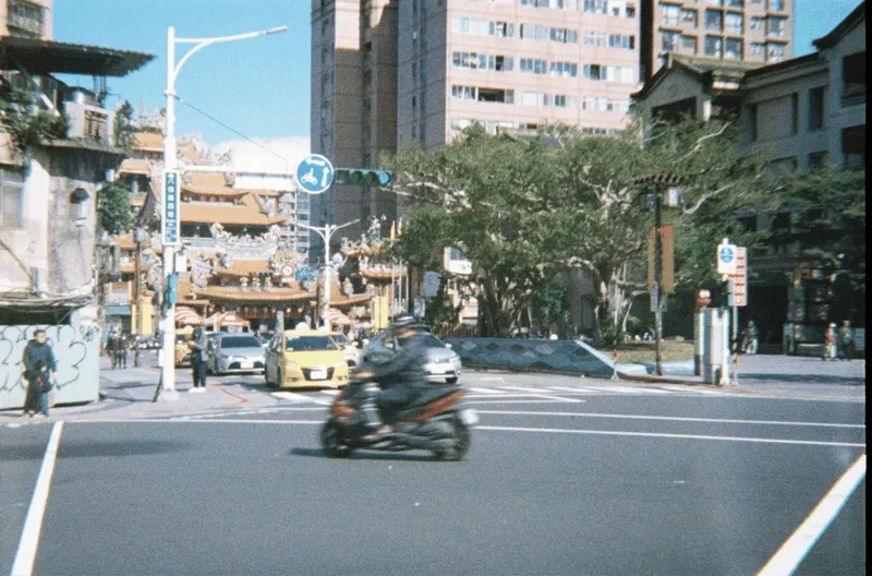 Film GIF worldtour-roll-two-R1-02808-032A-v2