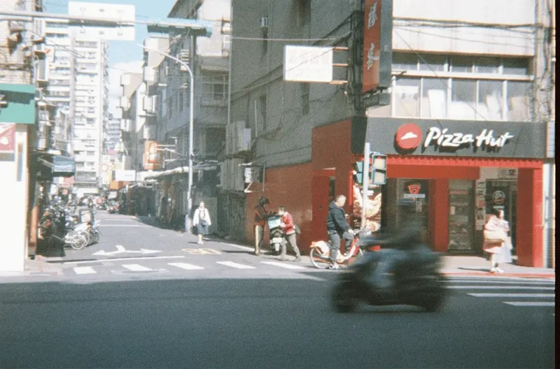 Film GIF worldtour-roll-two-R1-02808-033A-v2